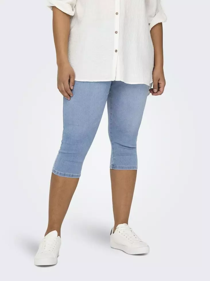 Only Carmakoma plus size capris HW trosor ljusblå denim - Shorts och capribyxor för damer - 136425 - 1