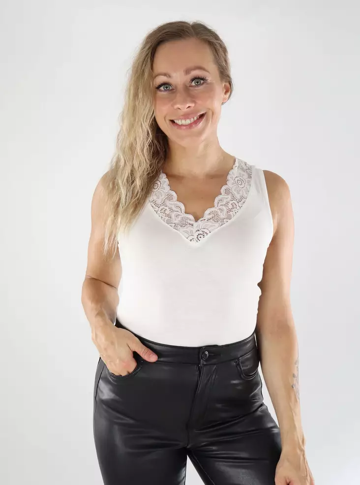 Vero Moda damtopp V-ringad snövit - Toppar för damer - 139046 - 1