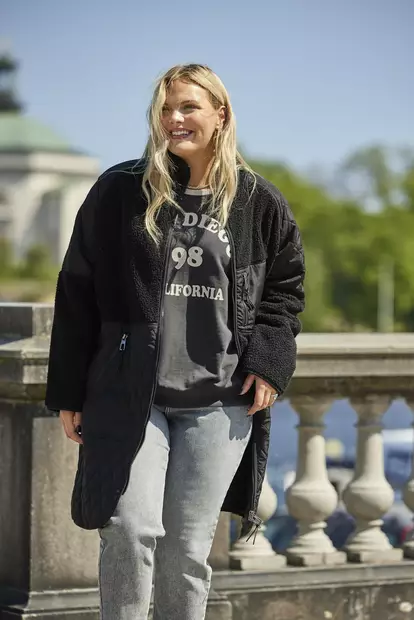 Only Carmakoma plus size teddyjacka Ohio Fleece svart - Lätta jackor för damer - 136788 - 2